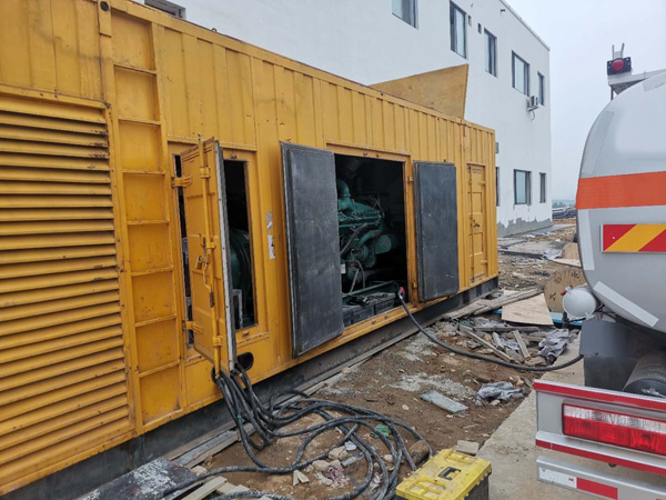 定南如何在发电机出租合同中约定设备的维修和保养责任？