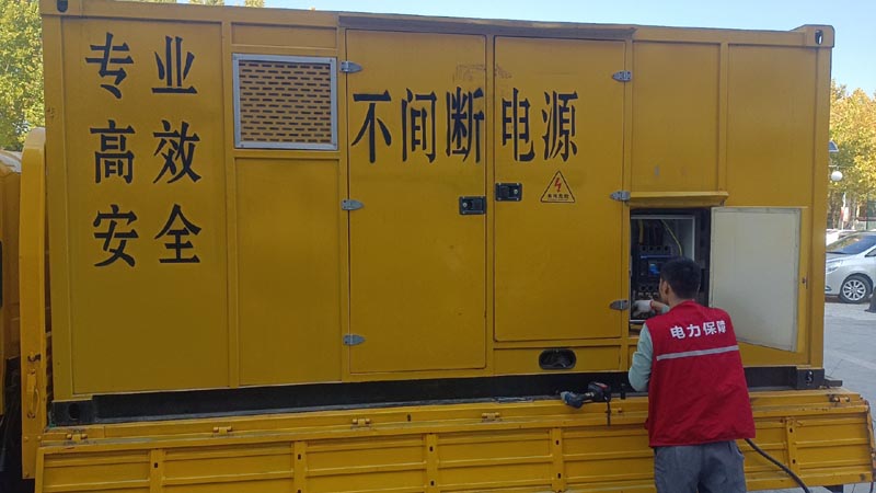 定南柴油发电机组和UPS电源配合使用时，如何避免切换过程中的电力中断？