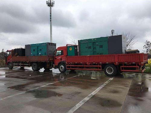 定南涂抹密封胶后，需要等待多长时间才能安装水冷式机油散热器密封件？